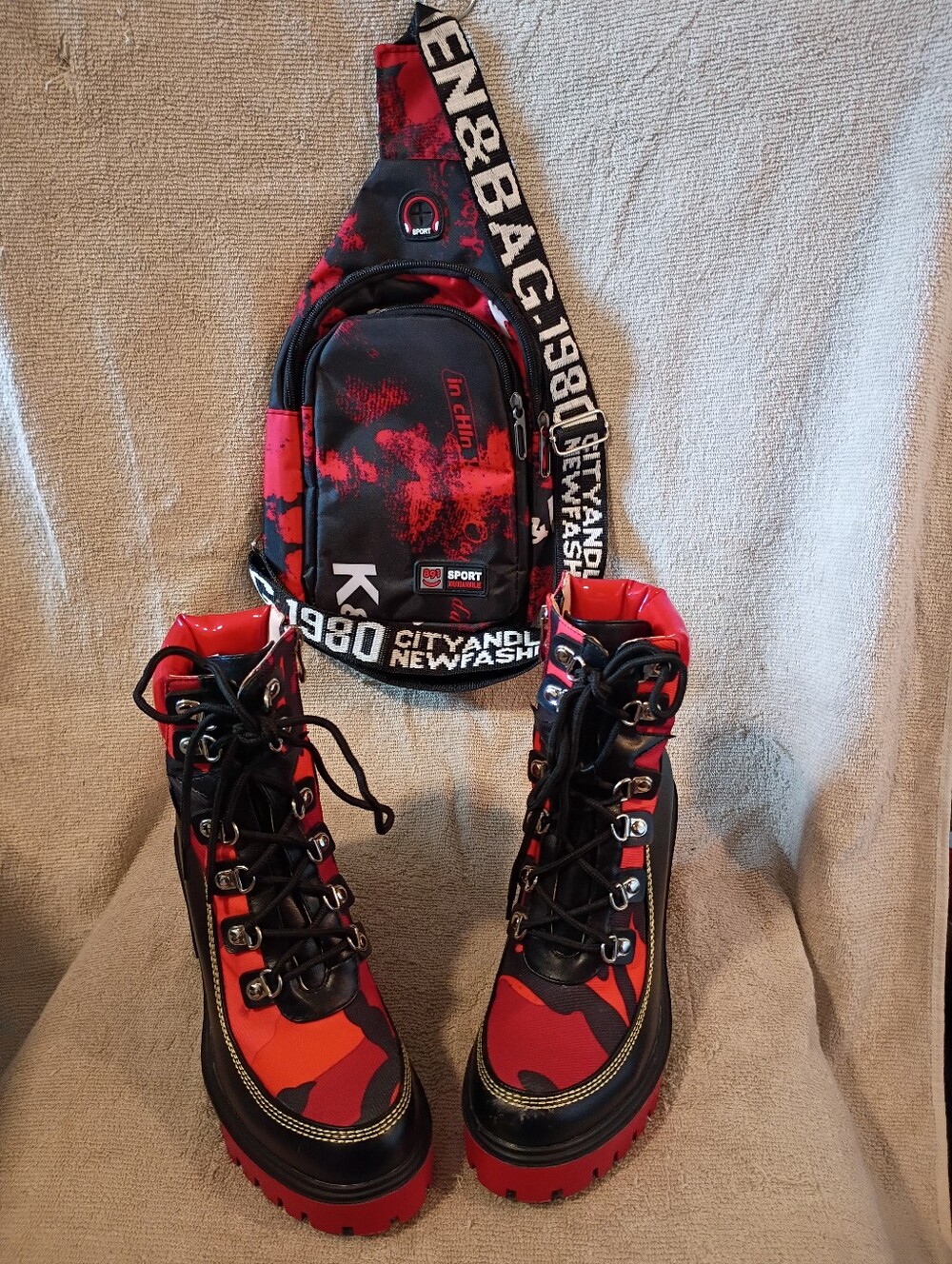 Azalea Red & Black Como Boots Plus Matching 891 Sling Bag Set